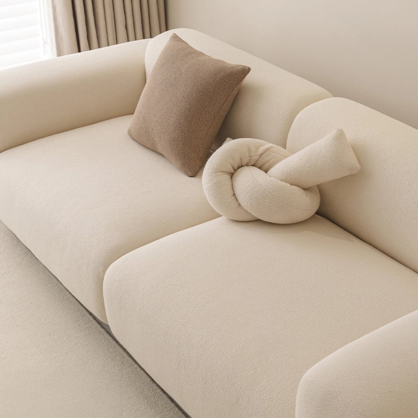 Funda de Sofá Elástica CloudNest Boucle: resistente a arañazos y protector completo para mascotas.